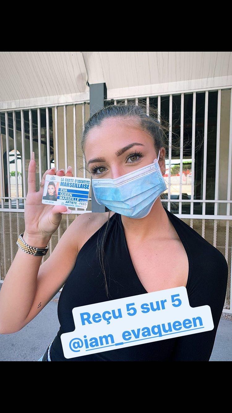 Eva Queen avec sa carte